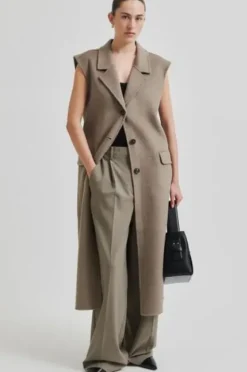 Cira villakangasliivi, fallen rock