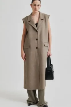 Cira villakangasliivi, fallen rock