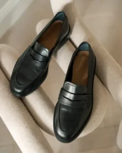 Flattered - Sara nahkaloaferit, musta