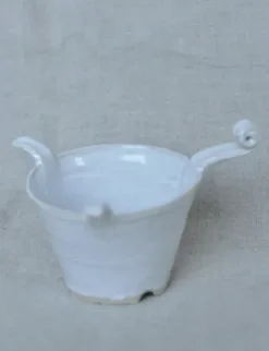 Keraaminen teesihti Tuiasin mukiin, valkoinen