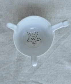 Keraaminen teesihti Tuiasin mukiin, valkoinen