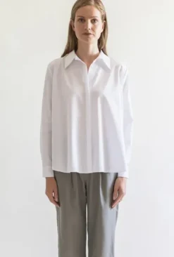 Klassinen paitapusero pitkillä hihoilla