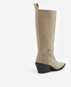 Ripaus rock-henkeä näillä naisellisilla bootseilla!