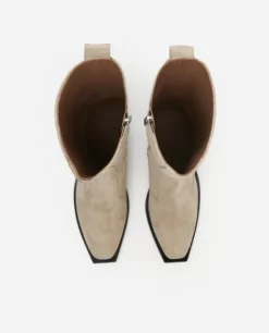 Ripaus rock-henkeä näillä naisellisilla bootseilla!