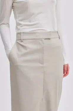 Second Female - Sharo hame, roasted cashew