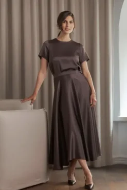 Tessa lyhythihainen satiinipaita, dark chocolate