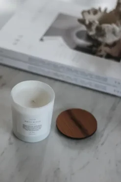 White Bloom tuoksukynttilä 150g